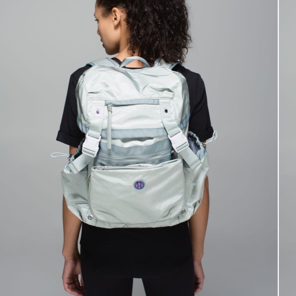 ISO DETACHABLE BAG DONT NEED THE STRAP lululemon